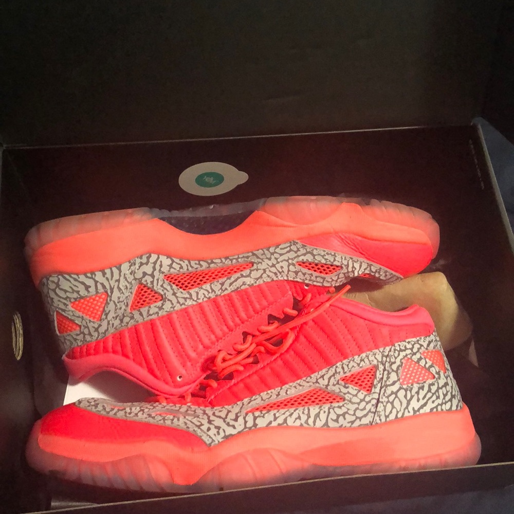 Jordan 11 low IE